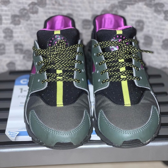 nikes - Picture 2 of 3